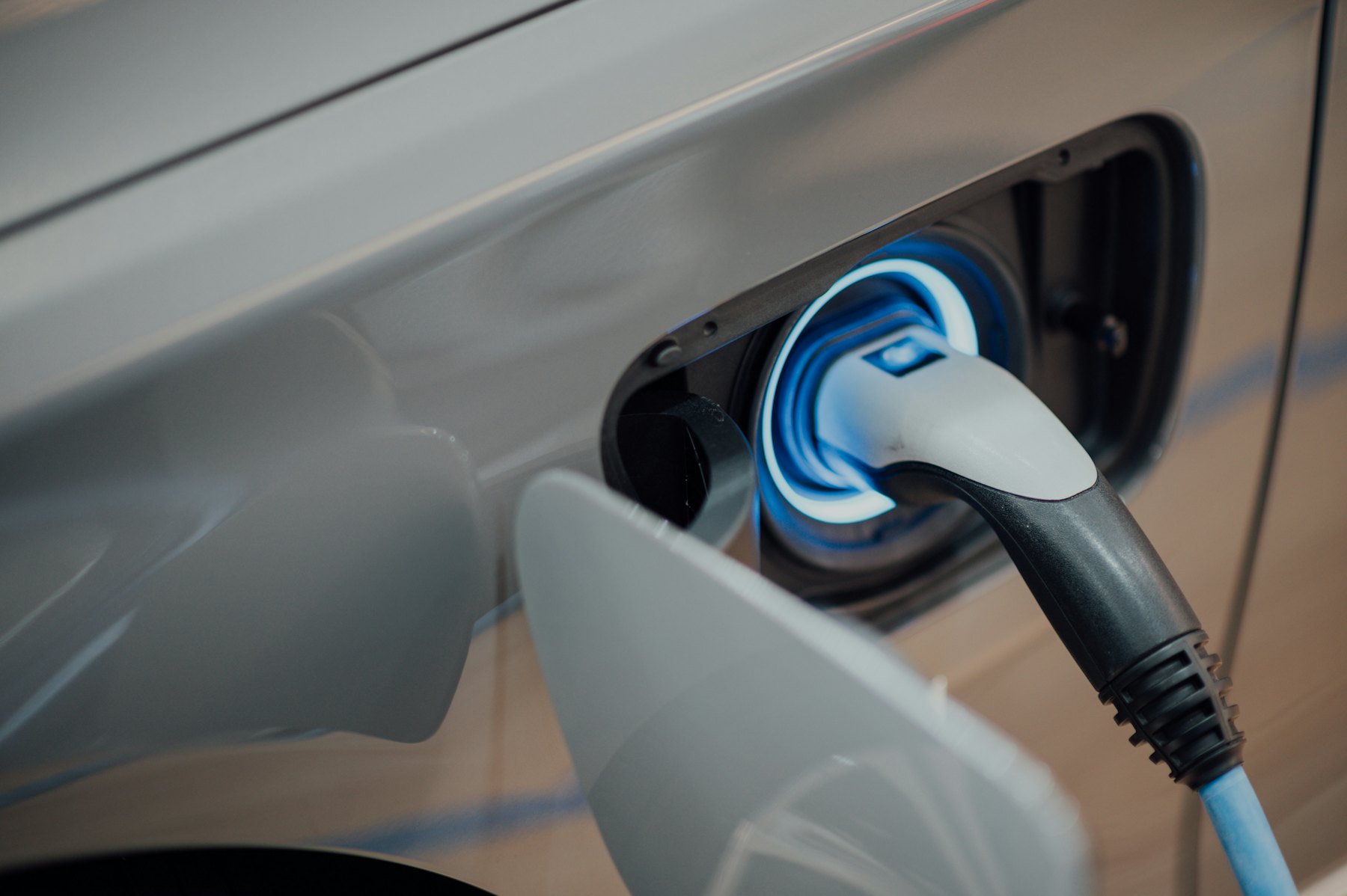 Ladestecker Typ 2 steckt in der Ladebuchse eines Elektroautos